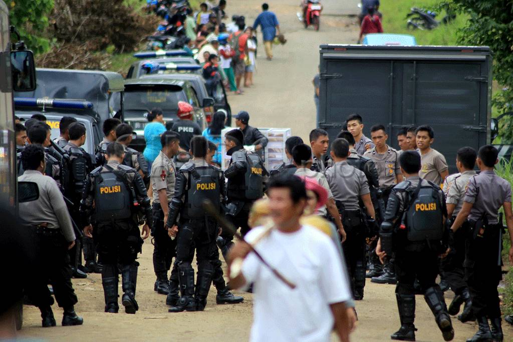 Polisi halau warga yang...