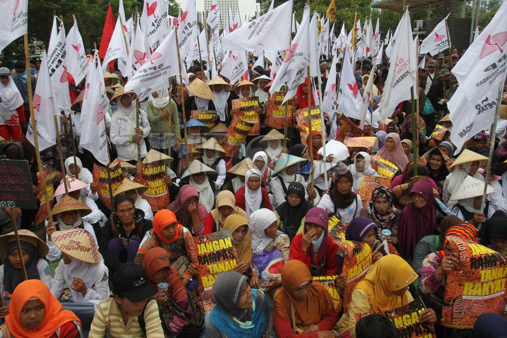 Ratusan massa desak...