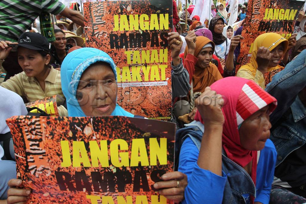 Ratusan massa desak...