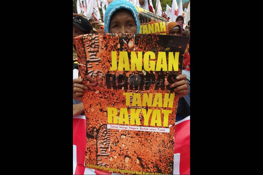 Ratusan massa desak...