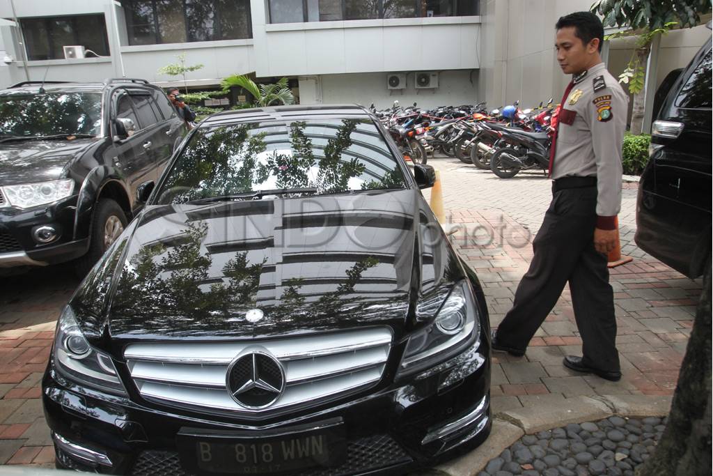 KPK sita mobil mewah...