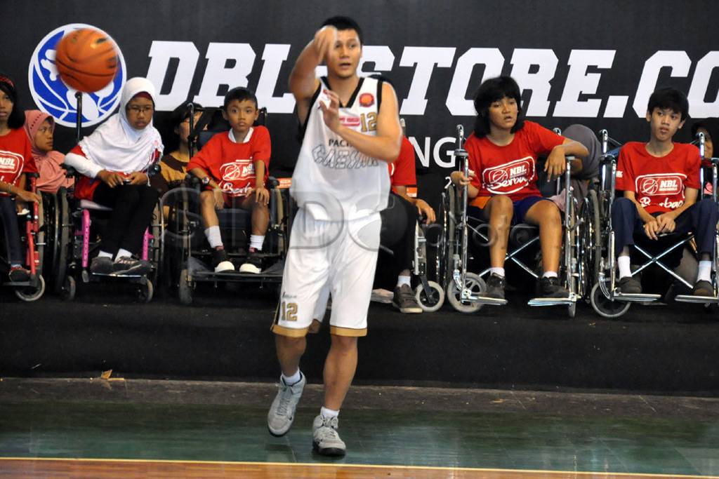 Anak-anak SLB YPAC saksikan...
