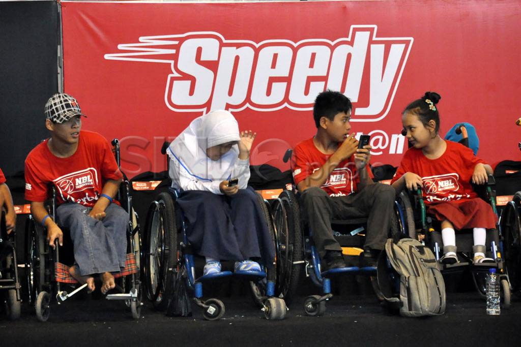 Anak-anak SLB YPAC saksikan...
