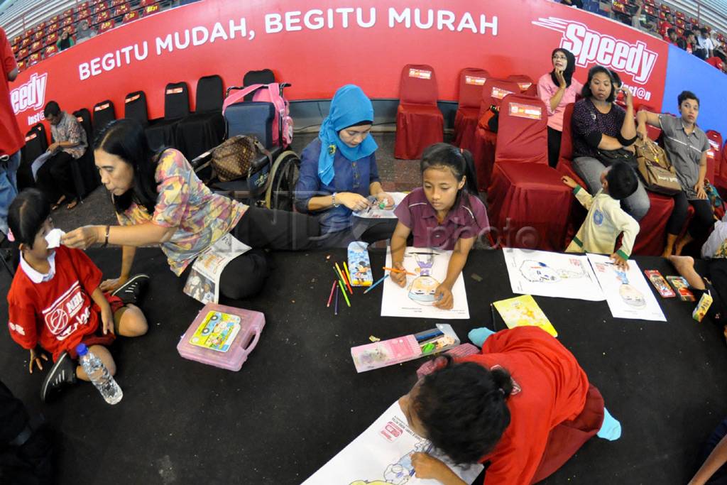 Anak-anak SLB YPAC saksikan...