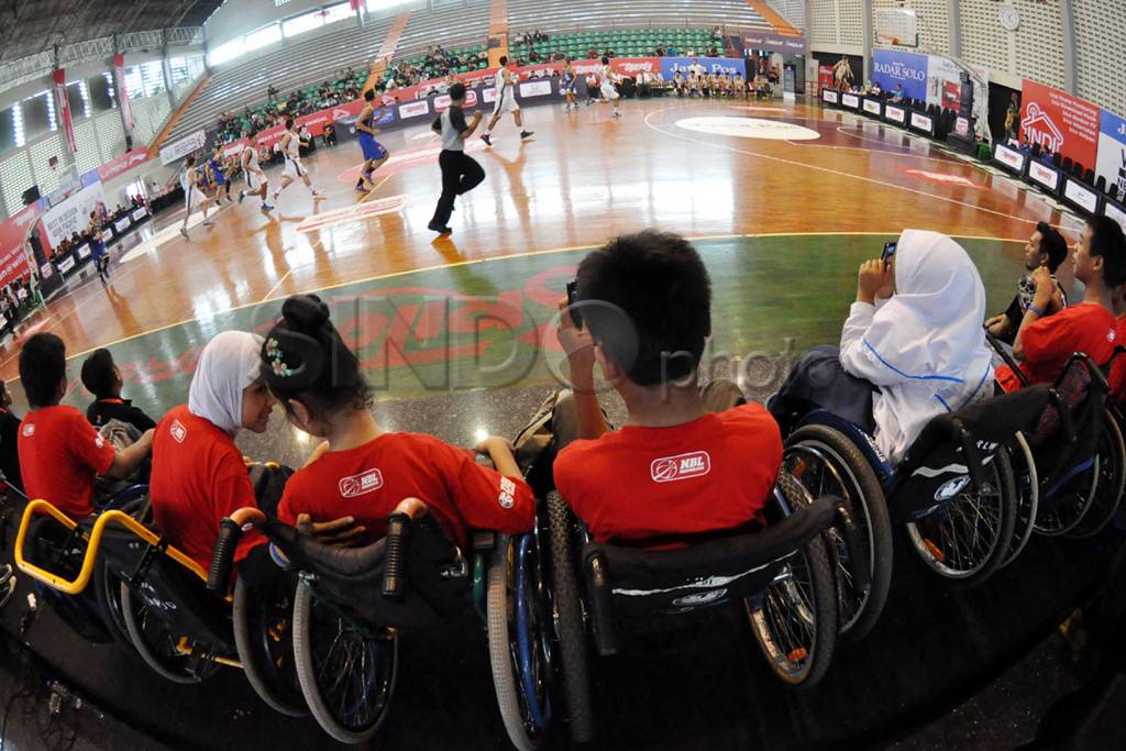 Anak-anak SLB YPAC saksikan...