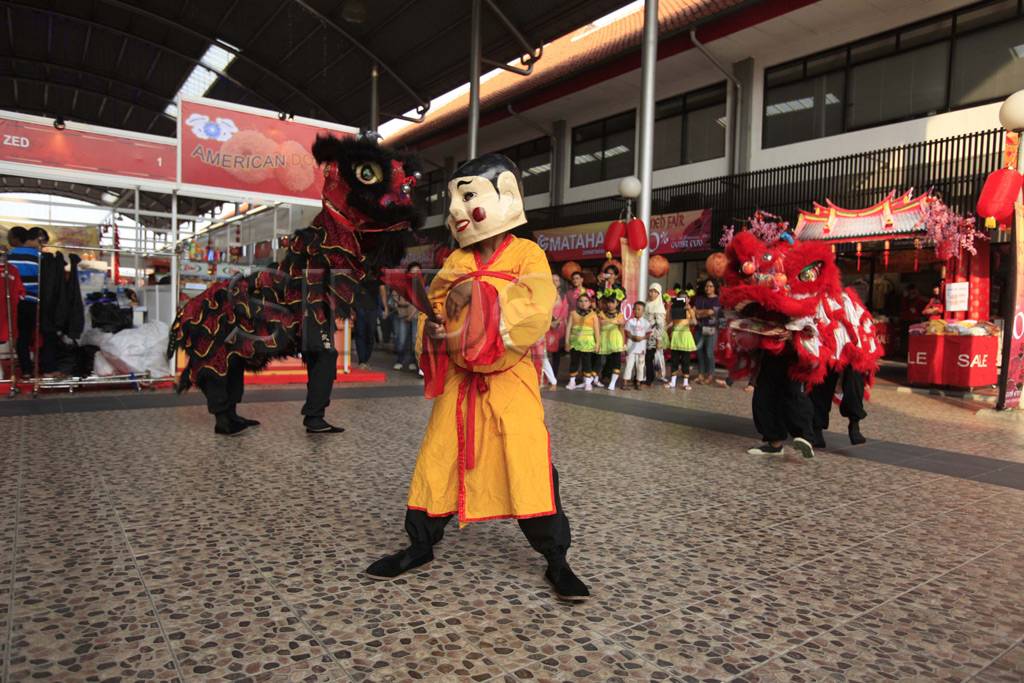Badut dan barongsai...
