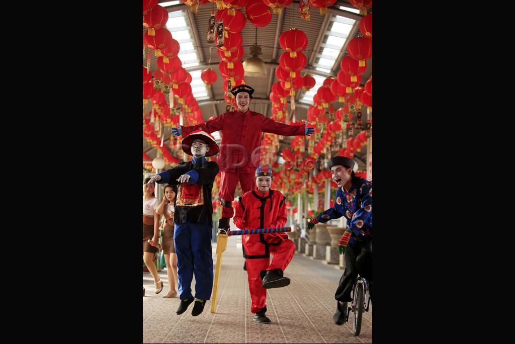 Badut dan barongsai...