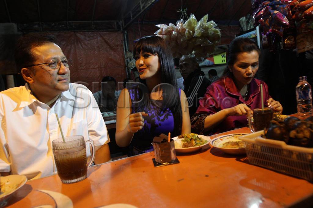 Rayakan ulang tahun,...