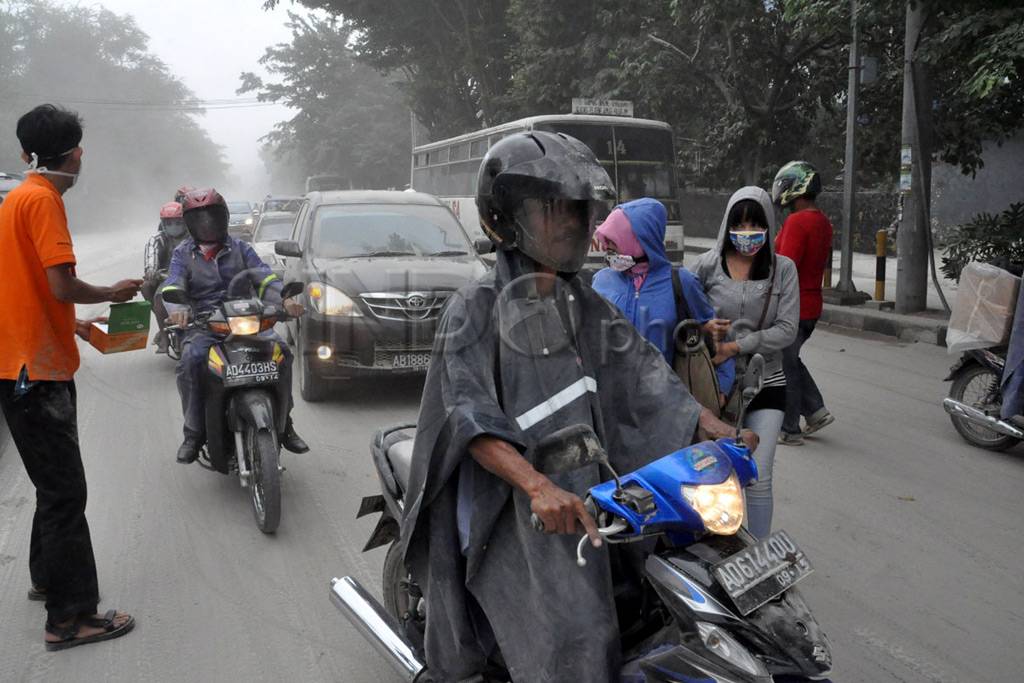 Relawan bagikan masker...