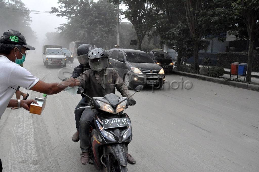 Relawan bagikan masker...