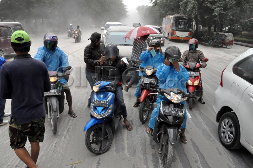 Relawan bagikan masker...