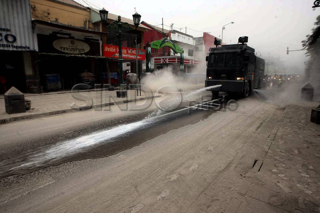Mobil water canon bersihkan...