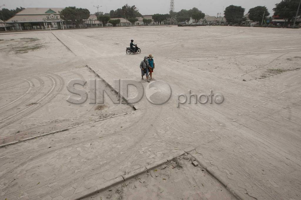 Abu Vulkanik Kelud selimuti...