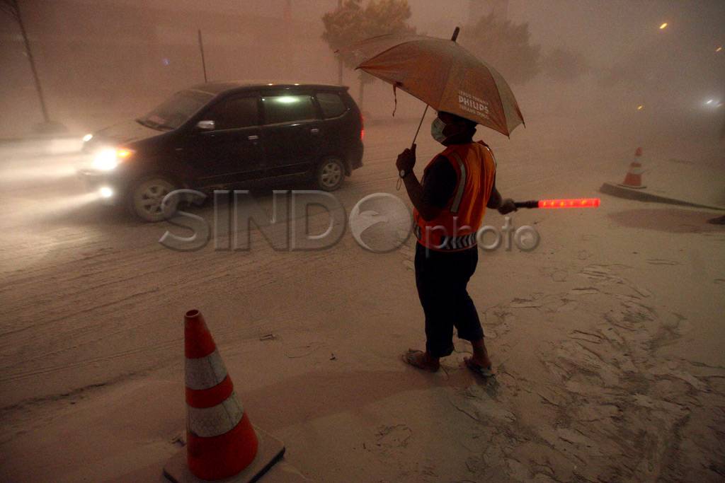 Abu Vulkanik Kelud selimuti...