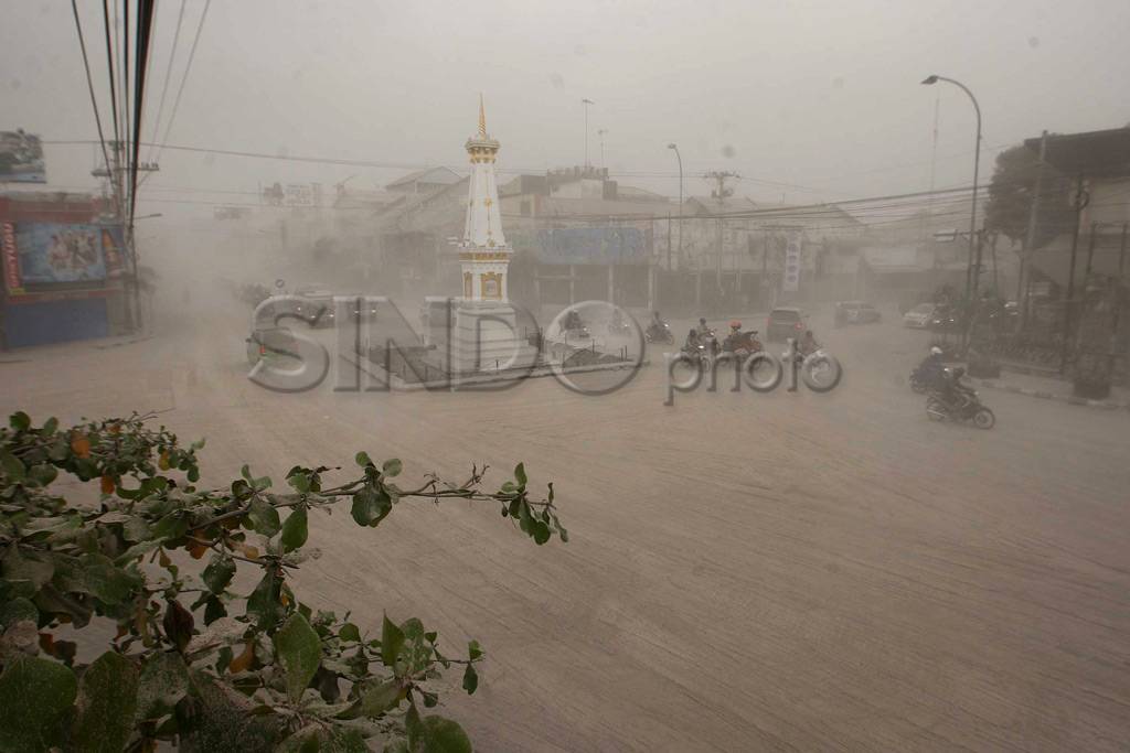 Abu Vulkanik Kelud selimuti...