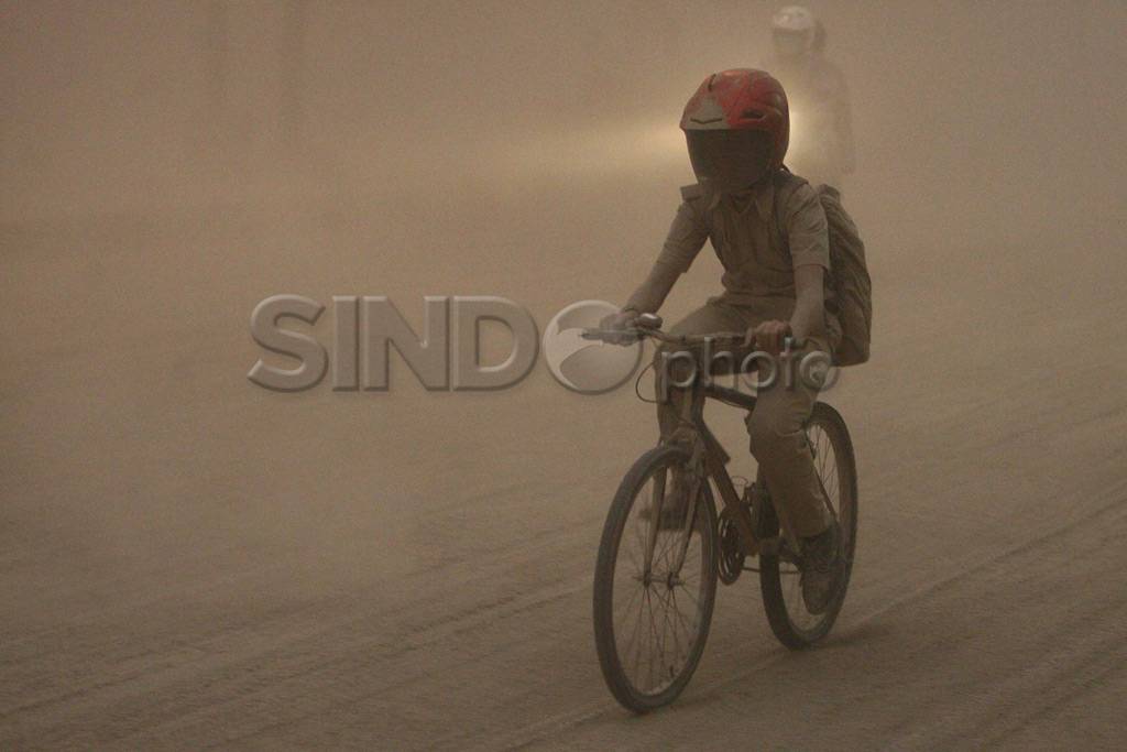 Abu Vulkanik Kelud selimuti...