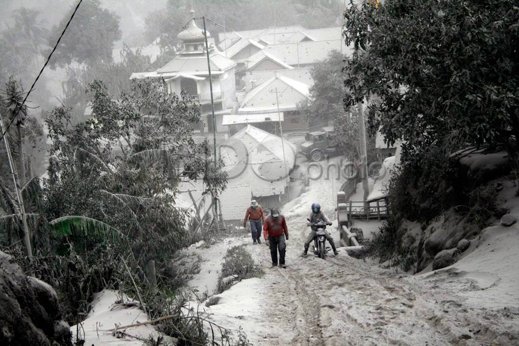 Menuju titik pengungsian