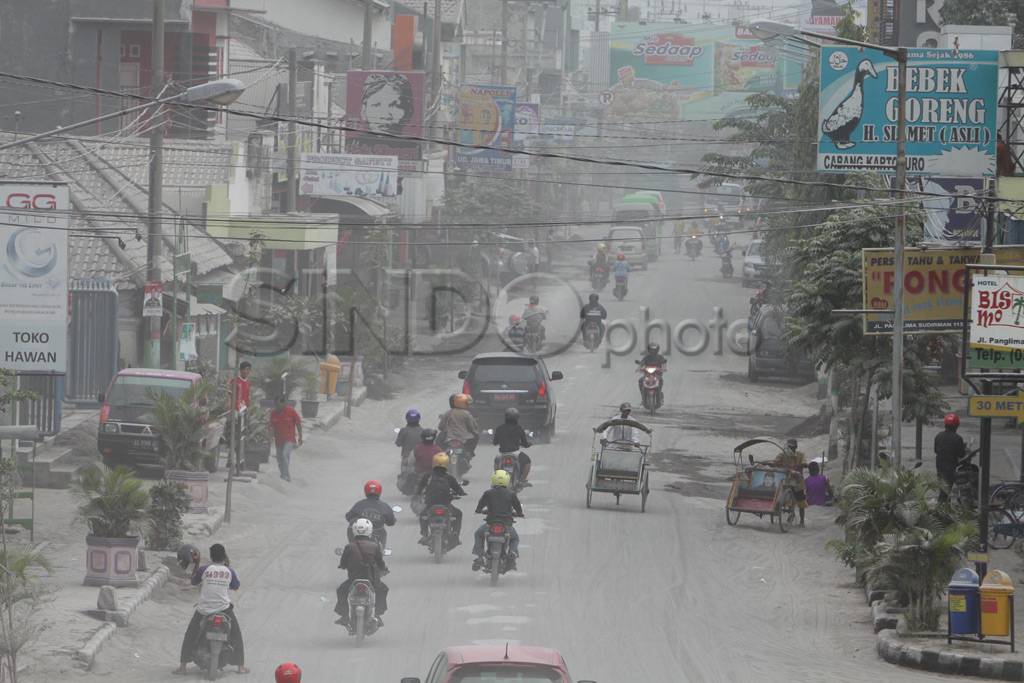 Abu gunung Kelud di...