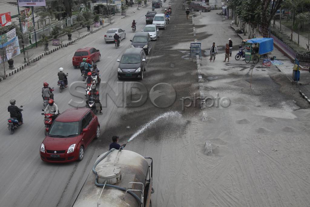 Abu gunung Kelud di...