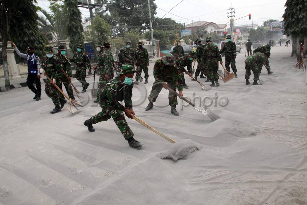 Abu gunung Kelud di...