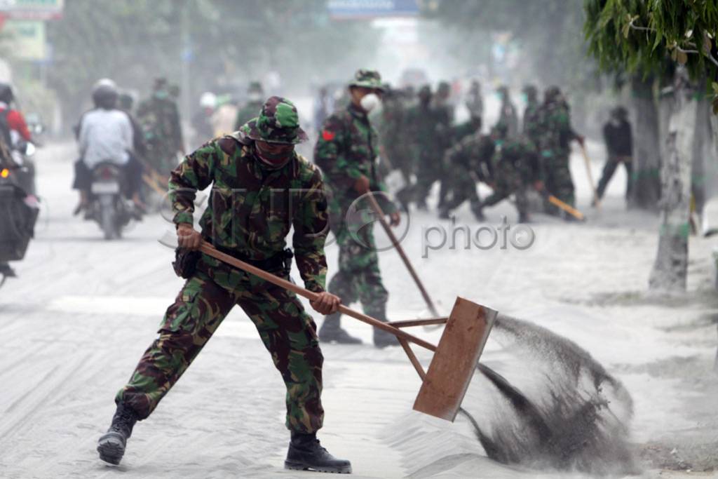 Abu gunung Kelud di...