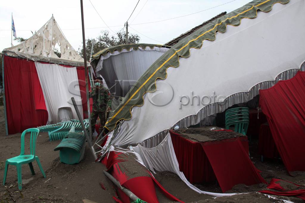 Tenda pernikahan rubuh...