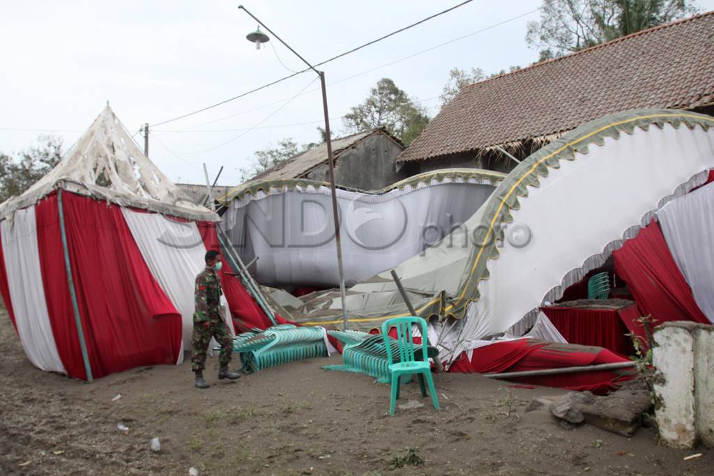 Tenda pernikahan rubuh...