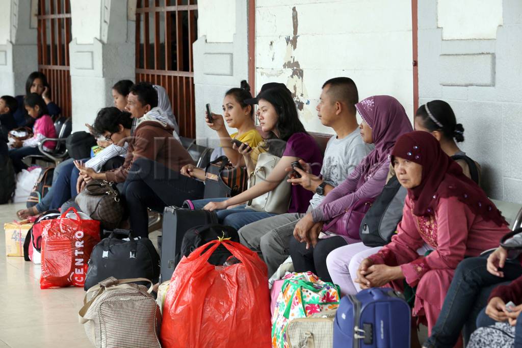 Stasiun Senen dipadati...