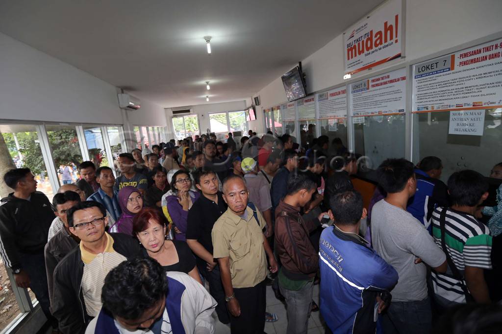 Stasiun Senen dipadati...