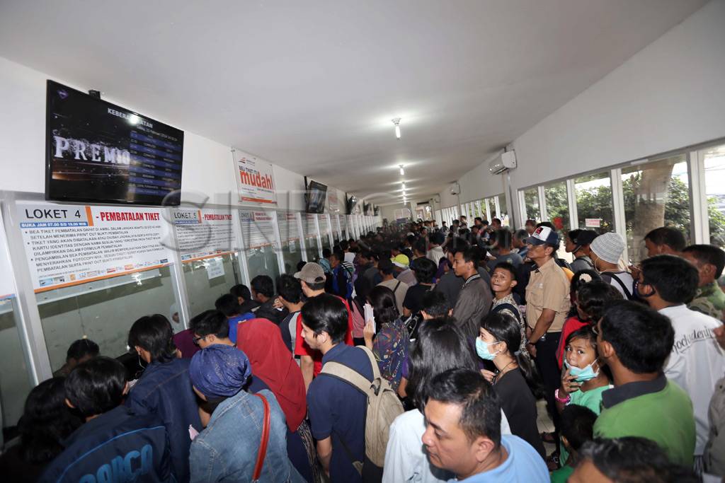 Stasiun Senen dipadati...