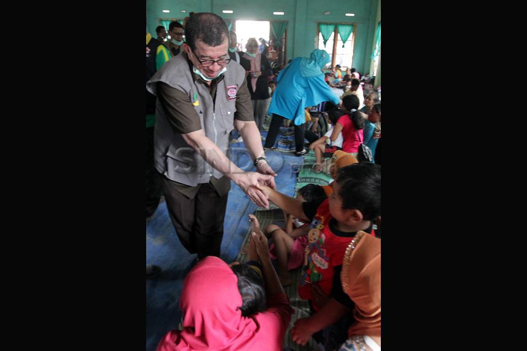 Mensos kunjungi pengungsi...