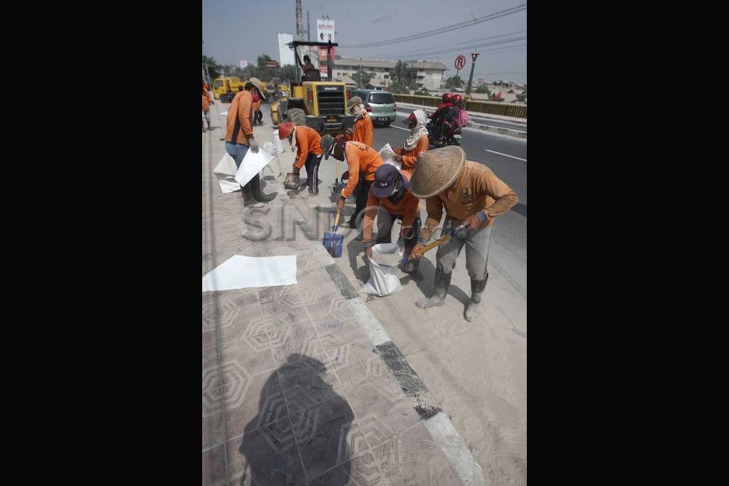 Gotong royong bersihkan...