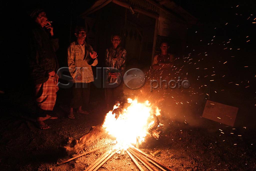 Jaga malam warga korban...