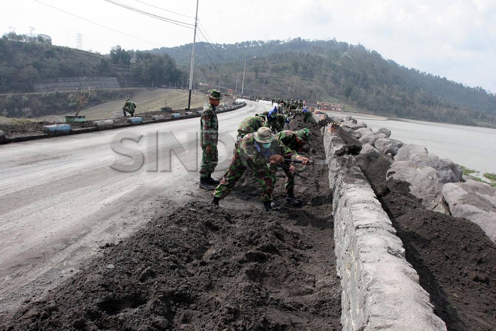 Personel TNI-AD bersihkan...
