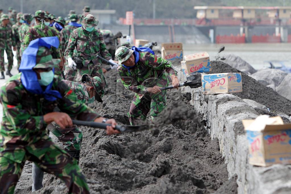 Personel TNI-AD bersihkan...