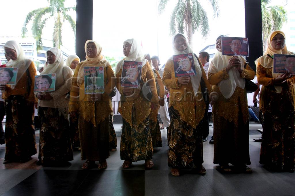 Berkebaya, Ibu-ibu demo...