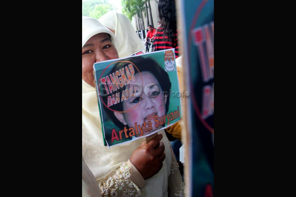 Berkebaya, Ibu-ibu demo...