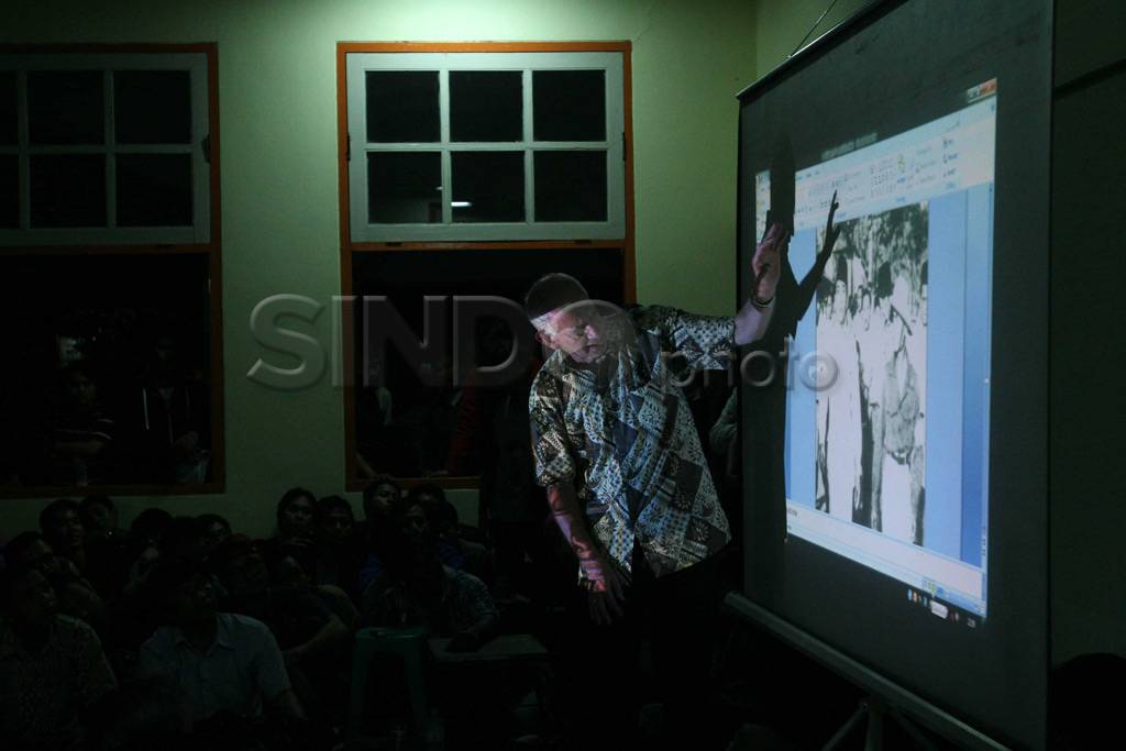 Harry Poeze telusuri...