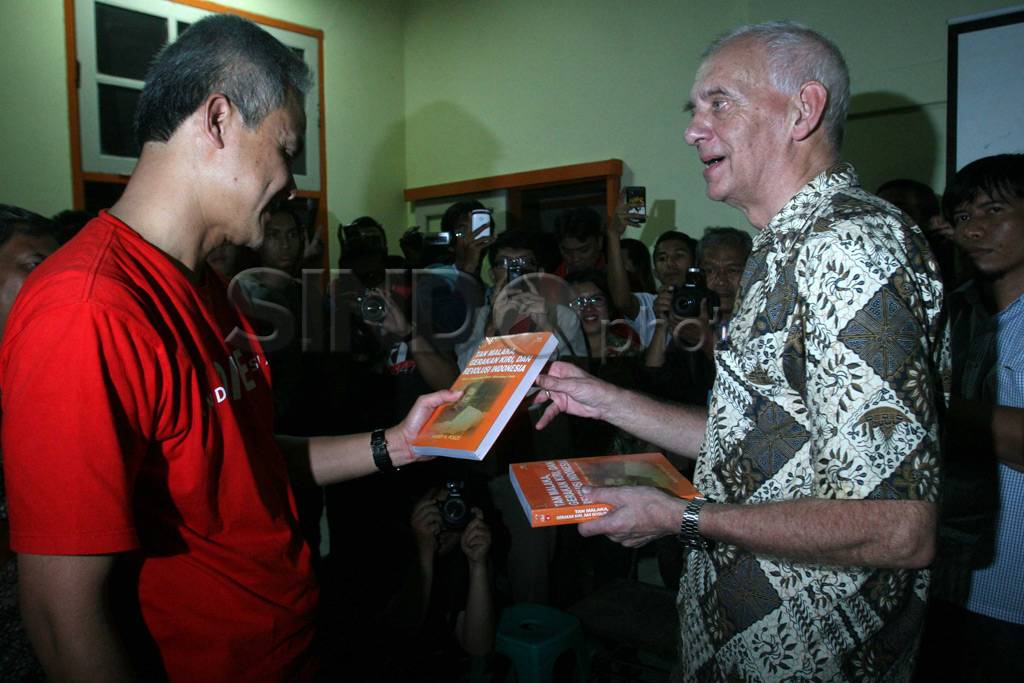 Harry Poeze telusuri...