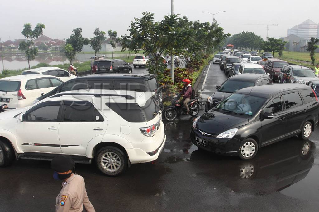 Macet di Surabaya kian...