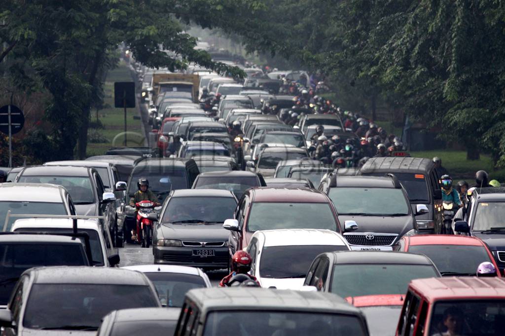 Macet di Surabaya kian...