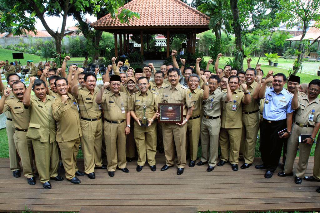 Bupati Banyuwangi raih...