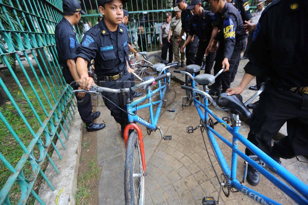 Satpol PP razia pedagang...