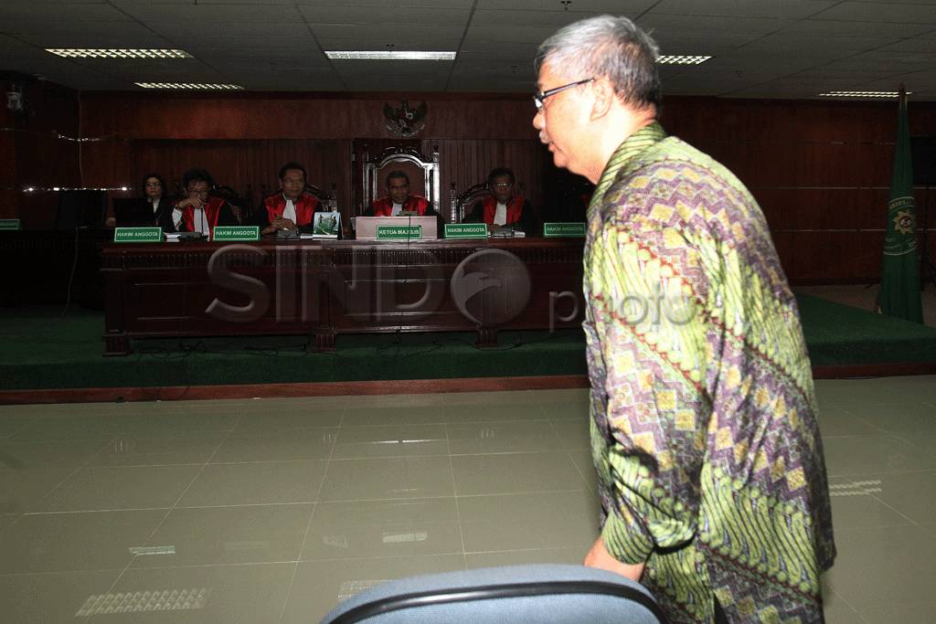Kenakan baju batik,...