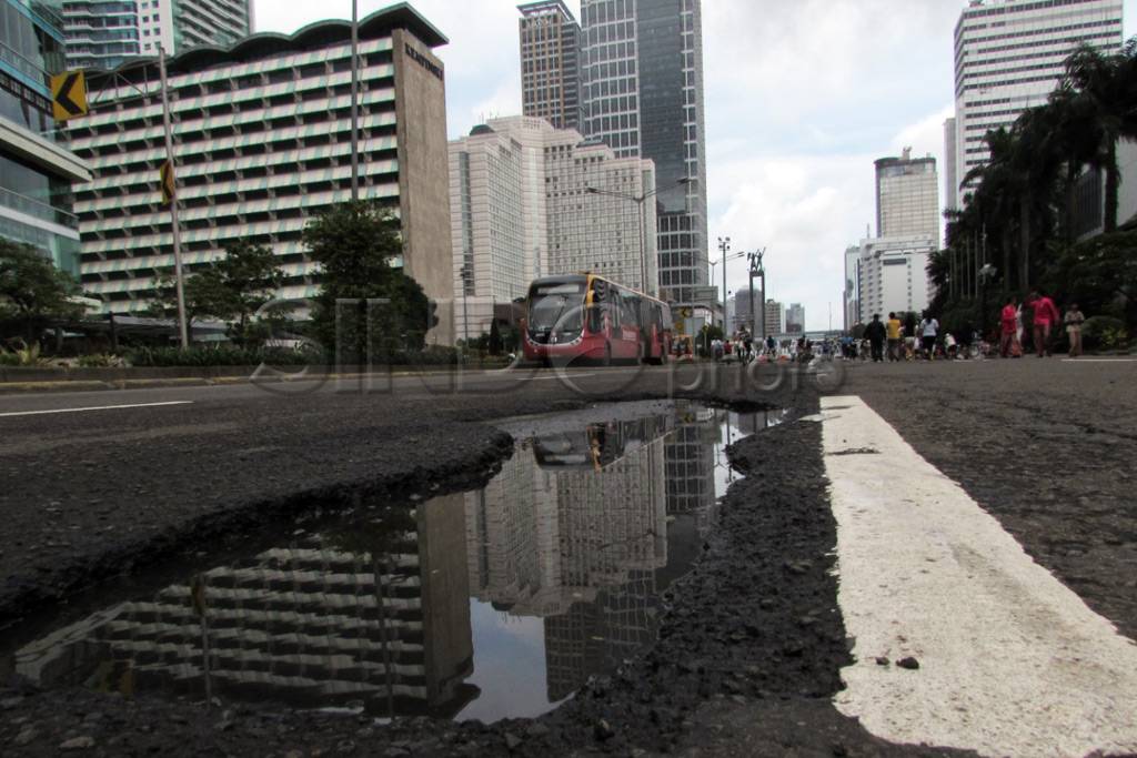 Jalan berlubang di Sudirman...