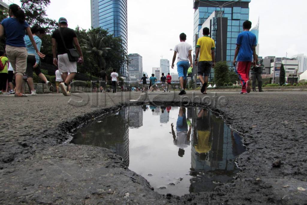 Jalan berlubang di Sudirman...