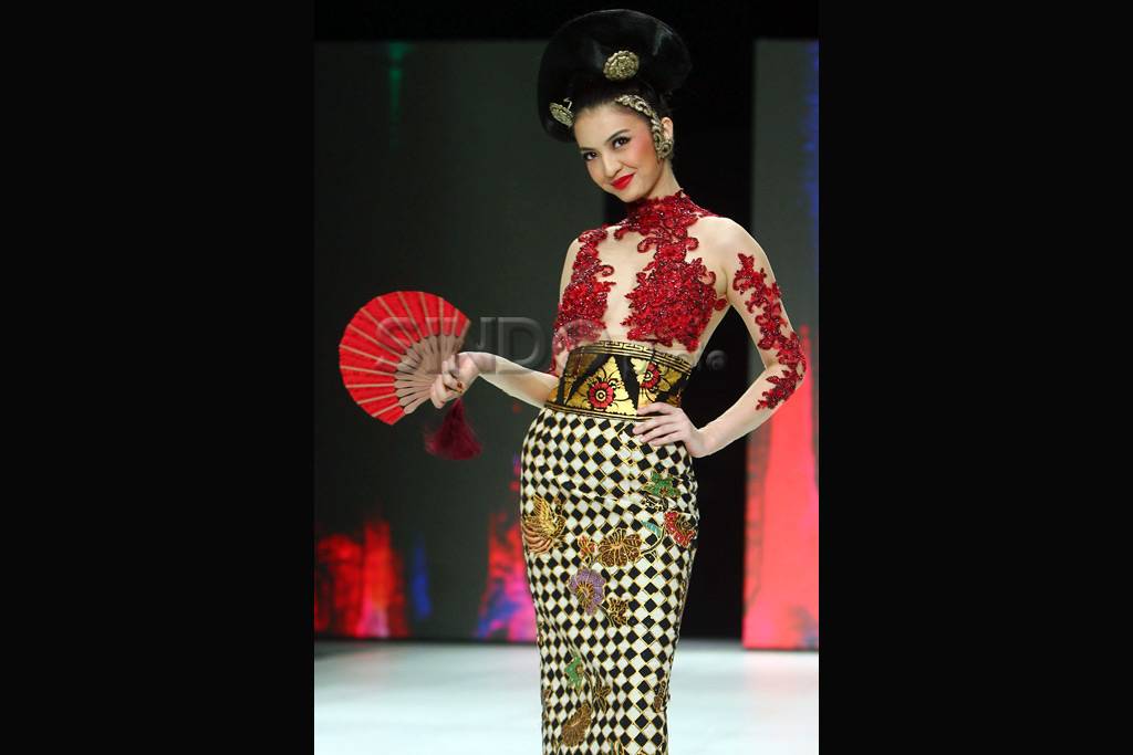 Kebaya seksi bernuansa...