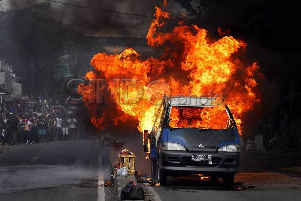 Mobil bak terbakar di...