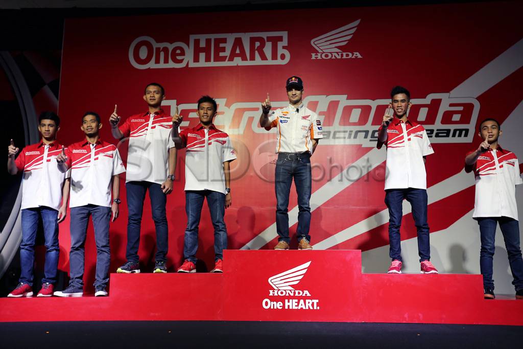 Dani Pedrosa serahkan...