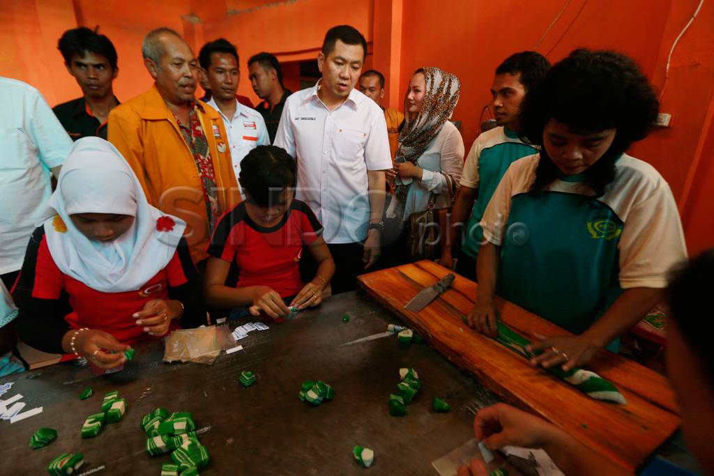 HT kunjungi home industri...